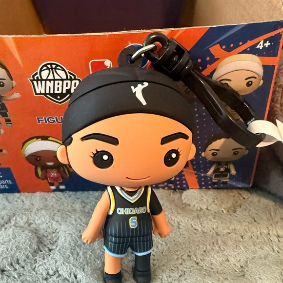 WNBA Black and Blue Angel Reese clip - Picture 1 of 4